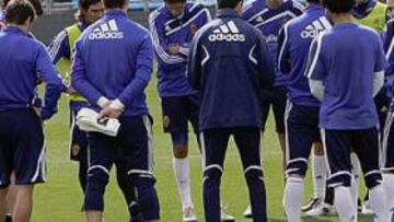 <b>PLAN FINANCIERO. </b>La plantilla, en una charla con Gay: el club está planteando la renegociación de sueldos a varios jugadores.