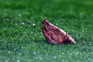 El clásico del cochinillo. Un seguidor del Fútbol Club Barcelona lazó al terreno de juego una cabeza de cochinillo al terreno de juego en un partido caracterizado por los continuos pitos y discrepancias que recibió el jugador portugués del Real Madrid, Luis Figo.