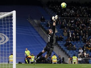 Thibaut Courtois desvia el balón lanzado por Antoine Griezmann.
