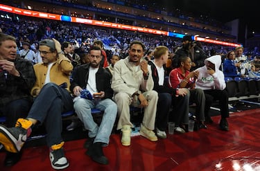 El boxeador inglés Benjamin Whittaker (centro) en la grada del O2 Arena. 