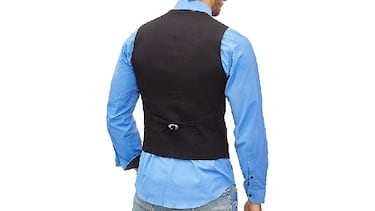 El set de chaleco, camisa y corbata para hombre que se ha convertido en un ‘look’ obligado en estas fiestas navideñas