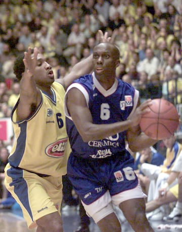 Consiguió su primer título de Liga con el Baskonia (antes TAU) en 2002