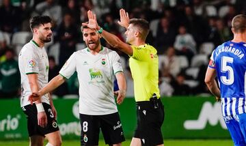 Satrústegui y Tienza, del Racing, tras el gol anulado al primero frente al Alavés.