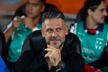 AME9182. MONTERREY (MÉXICO), 19/10/2024.- Martin Demichelis entrenador de Rayados asiste este sábado a un partido de la jornada 12 del Torneo Apertura 2024 entre Rayados y Tigres en el estadio BBVA Monterrey (México). EFE/ Miguel Sierra
