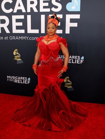 Yemi Alade posa en la alfombra roja de los Grammys 2025 en ell Crypto.com Arena situado en la ciudad de Los ?ngeles, en California.