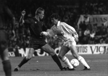 Copa del Rey 1989-1990. (05/04/90). Estadio de Mestalla. Barcelona-Real Madrid. El conjunto blaugrana gano 2-0 con goles de Amor y Julio Salinas. Fue el primer título del 'Dream Team' de Johan Cruyff. Koeman y Butragueño.