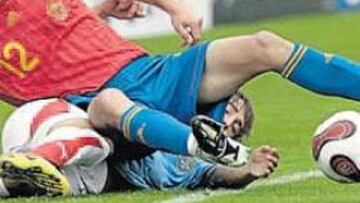 <b>PELEA. </b>El sportinguista Canella lucha por el balón con un uruguayo.