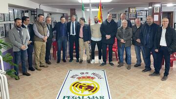 Los miembros de la peña madridista 7 Pilillas, de Pegalajar (Jaén), con Tomás Roncero.