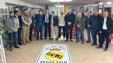 Los miembros de la peña madridista 7 Pilillas, de Pegalajar (Jaén), con Tomás Roncero.