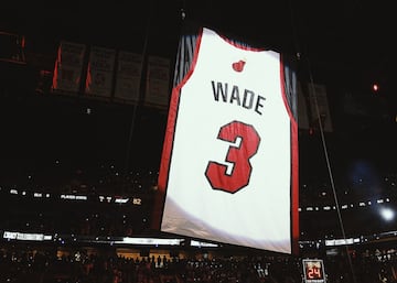 El 22 de febrero, Miami Heat retir el nmero 3 de Dwyane Wade, el jugador ms importante en la historia de la franquicia y uno de los mejores escoltas que ha habido en la NBA. Ms de catorce a?os en los Heat y tres ttulos de campen, un MVP de las Finales en 2006 (tras firmar una actuacin prodigiosa), trece veces all star, Mximo Anotador de la Liga en 2009 un jugador nico que hizo que el condado de Miami-Dade empezara a ser conocido como Miami-Wade. En la ceremonia, se acord de Kobe en un emotivo discurso antes de ver cmo su nmero se elevaba al cielo de Miami: nadie llevar nunca ms el nmero 3 en los Heat.