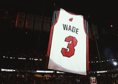 El 22 de febrero, Miami Heat retiró el número 3 de Dwyane Wade, el jugador más importante en la historia de la franquicia y uno de los mejores escoltas que ha habido en la NBA. Más de catorce años en los Heat y tres títulos de campeón, un MVP de las Finales en 2006 (tras firmar una actuación prodigiosa), trece veces all star, Máximo Anotador de la Liga en 2009… un jugador único que hizo que el condado de Miami-Dade empezara a ser conocido como Miami-Wade. En la ceremonia, se acordó de Kobe en un emotivo discurso antes de ver cómo su número se elevaba al cielo de Miami: nadie llevará nunca más el número 3 en los Heat.