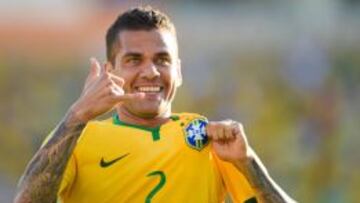 Alves, en un partido con Brasil.
