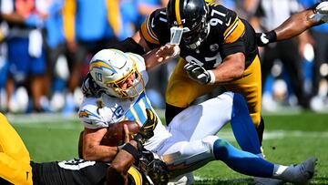 PITTSBURGH, PENNSYLVANIA - SEPTEMBER 22: Elandon Roberts #50 of the Pittsburgh Steelers sacks quarterback Justin Herbert #10 of the Los Angeles Chargers during the third quarter at Acrisure Stadium on September 22, 2024 in Pittsburgh, Pennsylvania. Joe Sargent/Getty Images/AFP (Photo by Joe Sargent / GETTY IMAGES NORTH AMERICA / Getty Images via AFP)