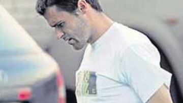 <b>FASTIDIADO. </b>Orbaiz, ayer en Lezama con las muletas, ya había sido baja por lesión esta temporada.