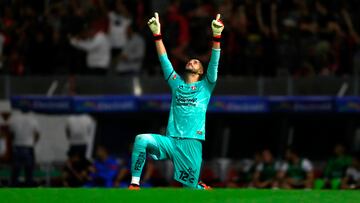 AME8797. GUADALAJARA (MÉXICO), 11/05/2023.- Camilo Vargas guardameta de Atlas celebra una anotación de Julián Quiñones ante del Guadalajara hoy, durante el partido de ida de los cuartos de final del torneo clausura 2023 de la liga del fútbol mexicano disputado en el Estadio Jalisco, en Guadalajara (México). EFE/ Francisco Guasco