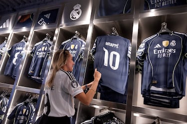 Tienda del Bernabéu con las camisetas de Mbappé.