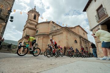 Fotografía del pelotón, durante la 11ª etapa de la Vuelta Ciclista a España 2023, entre Lerma y la Laguna Negra de Vinuesa (Castilla y León).