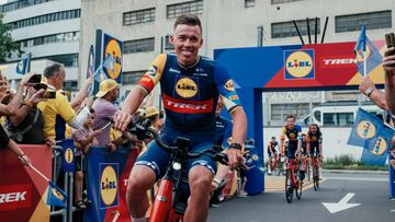 El ciclista danés Mads Pedersen llega a un supermercado de Lidl en Bilbao con el nuevo maillot del Lidl-Trek.