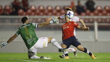Buenos Aires 26 Agosto 2017
Superliga 2017
Independiente vs Huracán por la Primera en el Estadio Libertadores de America.
Marcos Diaz de Huracan y Martin Benitez de Independiente
Foto Ortiz Gustavo
