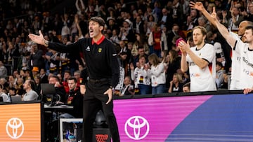 Álex Mumbrú da órdenes a los jugadores de Alemania durante el partido ante Israel de las Ventanas FIBA de clasificación para el Mundial 2027.