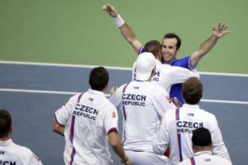 Radek Stepanek es abrazado por sus compañeros.