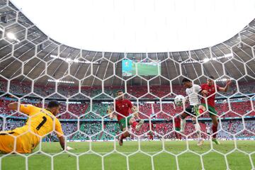 Raphael Guerreiro de Portugal anota un gol en propia meta para el segundo gol de Alemania