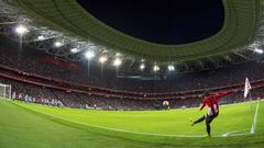 La veterana leona Erika V&aacute;zquez saca un c&oacute;rner en el partido del pasado mi&eacute;rcoles ante un San Mam&eacute;s pr&aacute;cticamente abarrotado.