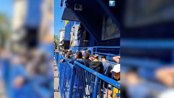 Hinchas de diferentes clubes llevaron flores y mensajes de gratitud al estadio de Boca Juniors para honrar al histórico entrenador argentino.