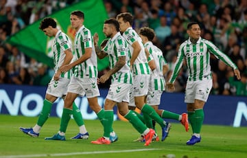 Los jugadores del Real Betis celebran el 1-0.