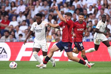 Vinicius Junior del Real Madrid en una jugada del partico con Jon Moncayola del Osasuna.