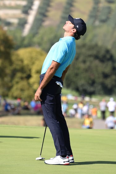 El piloto de Fórmula 1 Carlos Sainz reacciona después de un putt en el green 15.