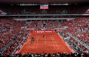 Vista de la pista Philippe-Chatrier llena de aficionados homenajeando a Rafa Nadal. 