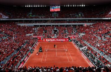 Vista de la pista Philippe-Chatrier llena de aficionados homenajeando a Rafa Nadal. 