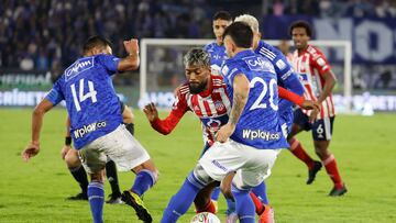 AME841. BOGOTÁ (COLOMBIA), 02/11/2022.- David Silva (i) de Millonarios disputa el balón con Luis González (c) de Junior hoy, en la final de la copa Colombia en el estadio El Campín en Bogotá (Colombia). EFE/ Mauricio Dueñas Castañeda
