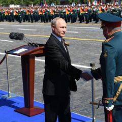 Putin desafía al coronavirus ante 14.000 militares