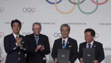 El primer ministro de Japón, Shinzo Abe, el presidente del COI, el belga Jacques Rogge, el presidente del Comité Olímpico Japonés, Tsnekazu Takeda, y el gobernador de Tokio, Naoki Inose.