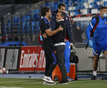 Rául González y Sergi Barjuan tras finalizar el partido.
