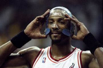 Alonzo Mourning, con su casco, en abril de 1998.