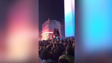 Le pide matrimonio subido a un semáforo en plena fiesta del Obelisco