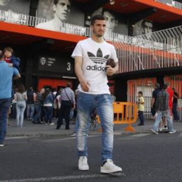 LA NOVEDAD. José Luis Gayà, ayer, saliendo de Mestalla, tras el entrenamiento. El canterano será la novedad respecto al Camp Nou.