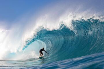 El surfista Balaram Stack monta una ola durante el Da Hui Backdoor Shootout, un emotivo acto en memoria
de Duke Kahanamoku, atleta hawaiano que está considerado el inventor del surf moderno, en la costa norte de Oahu (Hawai). Una imagen idílica que resulta inimaginable en estas fechas en Europa, por las bajas temperaturas.