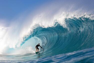 El surfista Balaram Stack monta una ola durante el Da Hui Backdoor Shootout, un emotivo acto en memoria
de Duke Kahanamoku, atleta hawaiano que está considerado el inventor del surf moderno, en la costa norte de Oahu (Hawai). Una imagen idílica que resulta inimaginable en estas fechas en Europa, por las bajas temperaturas.
