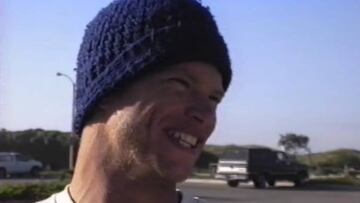 El icónico surfista Chris Brown hablando con un gorro en la cabeza en un vídeo de homenaje que le han hecho en YouTube tras su muerte.