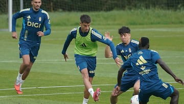 El defensa David Carmo (i) y el centrocampista argentino Santiago Colombatto (2d) durante el entrenamiento del Real Oviedo en la Ciudad Deportiva El Requexón.
