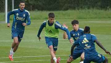 REQUEXÓN (OVIEDO) 12/09/2025.- El defensa David Carmo (i) y el centrocampista argentino Santiago Colombatto (2d) durante el entrenamiento del Real Oviedo en la Ciudad Deportiva El Requexón en Oviedo este viernes antes del partido de la cuarta jornada de este sábado en el Estadio Coliseum, ante el Getafe. EFE/Paco Paredes