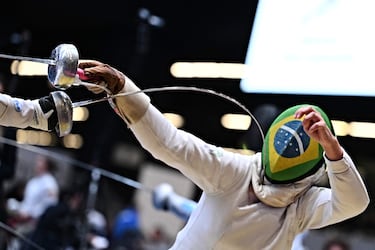 El Campeonato del Mundo de esgrima reúne en Milán, del 22 al 30 de julio, a más de 1.000 tiradores de todo el mundo en representación de 158 países. En la imagen, la uzbeka Shakhzoda Egamberdieva, a quien solo se le ve un brazo, compite contra la brasileña Victoria Vizeu durante su combate clasificatorio de espada individual femenina.