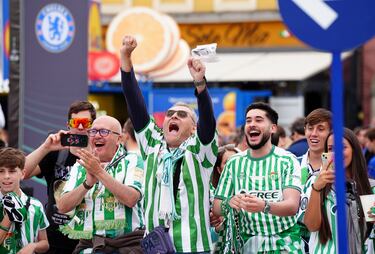 Gran ambiente en la Fan Zone del Real Betis. 