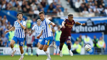 Soccer Football - Premier League - Brighton & Hove Albion v Ipswich Town - The American Express Community Stadium, Brighton, Britain - September 14, 2024 Ipswich Town's Omari Hutchinson in action with Brighton & Hove Albion's Joel Veltman Action Images via Reuters/Peter Cziborra EDITORIAL USE ONLY. NO USE WITH UNAUTHORIZED AUDIO, VIDEO, DATA, FIXTURE LISTS, CLUB/LEAGUE LOGOS OR 'LIVE' SERVICES. ONLINE IN-MATCH USE LIMITED TO 120 IMAGES, NO VIDEO EMULATION. NO USE IN BETTING, GAMES OR SINGLE CLUB/LEAGUE/PLAYER PUBLICATIONS. PLEASE CONTACT YOUR ACCOUNT REPRESENTATIVE FOR FURTHER DETAILS..