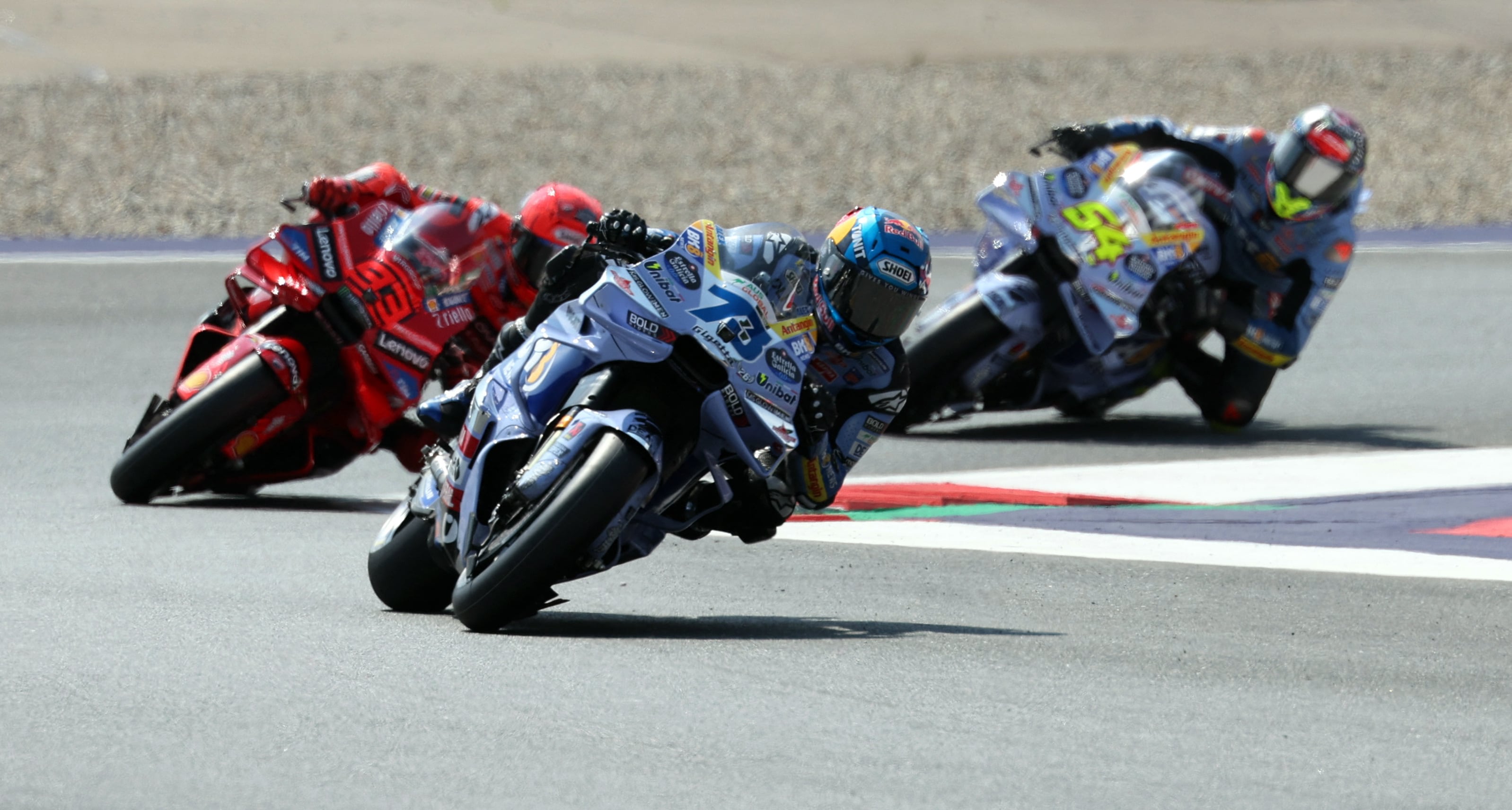 Marc Márquez, Álex Márquez y Fermín Aldeguer con la Ducati de MotoGP.