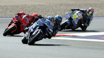 Marc Márquez, Álex Márquez y Fermín Aldeguer con la Ducati de MotoGP.